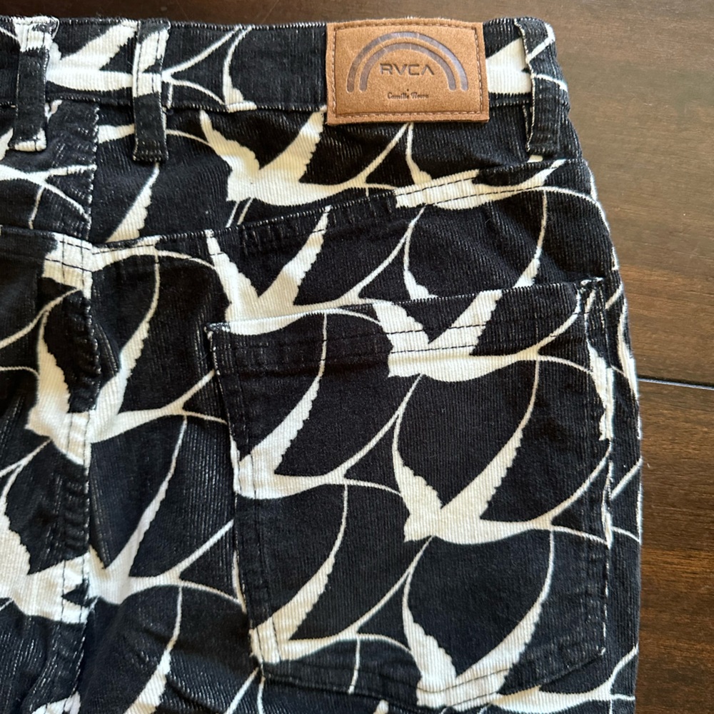 RVCA - Picture 4 of 5